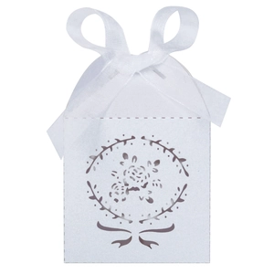 Vue détaillée d'une boîte à bonbons de mariage découpée au laser avec motif floral