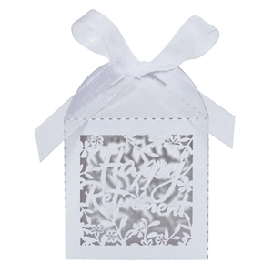 Détail de la boîte cadeau blanche découpée au laser Happy Retirement avec ruban et motif floral