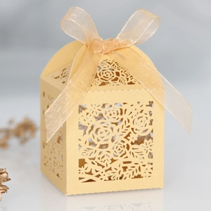 Detail der champagner-goldenen Laserschnitt-Hochzeitsbox mit Hohlrosen und Satin-Schleife