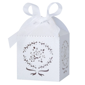 Boîte à dragées de mariage blanche découpée au laser avec motifs floraux et nœud en ruban
