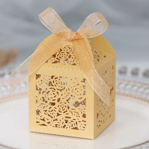 Details der lasergeschnittenen Rosen-Hohlpapier-Süßigkeitenbox mit elegantem Band