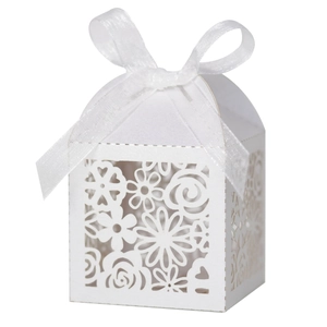 Détail de la boîte à bonbons blanche découpée au laser avec ruban et motif floral