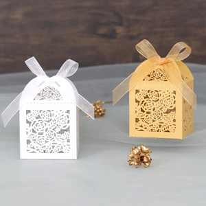 Laserschnitt-Rosendesign Geschenkboxen in Weiß und Gold mit edlen Satinbändern
