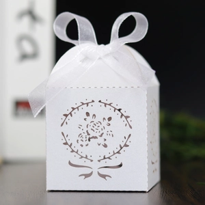 Détail macro d'une boîte à bonbons de mariage découpée au laser avec motif floral
