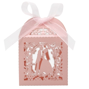 Dettaglio scatola bomboniera rosa taglio laser con silhouette sposi e nastro decorativo