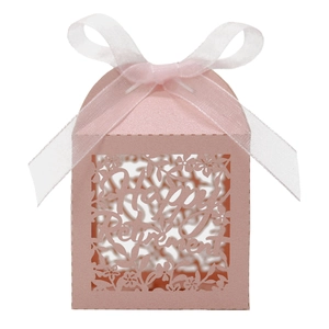 Détail d'une boîte à bonbons rose découpée au laser avec texte Happy Retirement et ruban