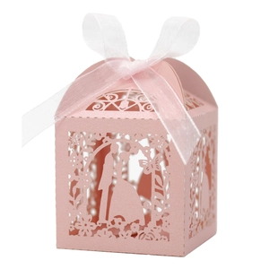 Scatola di nozze rosa tagliata al laser con sagoma di sposa, fiori e nastro bianco