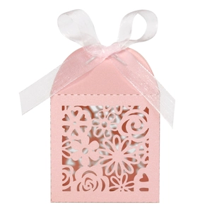 Boîte cadeau rose découpée au laser avec motifs floraux et nœud en ruban organza