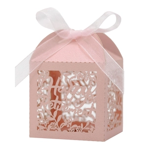 Boîte cadeau rose Happy Retirement avec découpe laser florale et ruban blanc élégant