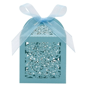 Detail der hellblauen lasergeschnittenen Gastgeschenkbox mit Rosenmuster und Schleife