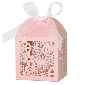 Boîte à bonbons ajourée découpée au laser en rose clair avec nœud en ruban blanc