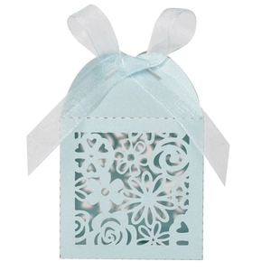 Boîte à bonbons bleu clair découpée au laser avec ruban blanc et motifs de cœurs fleuris