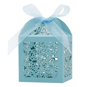 Lasercut Gastgeschenkbox in Hellblau mit Blumenmuster und passender Schleife aus Satin