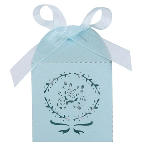 Détail du motif floral découpé au laser et du ruban bleu clair sur un coffret cadeau