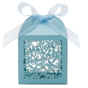 Détail d'une boîte à bonbons bleu clair découpée au laser avec texte Happy Retirement