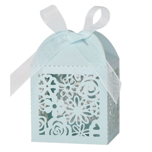 Détail du motif floral découpé au laser sur boîte de mariage bleu clair avec ruban blanc