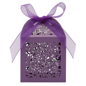Detail der lasergeschnittenen Blumenmuster auf lila Geschenkbox mit Seidenband