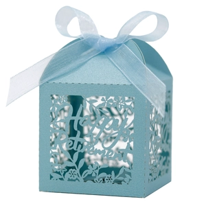 Détail de la boîte cadeau bleu clair découpée au laser avec un ruban d'organza chic
