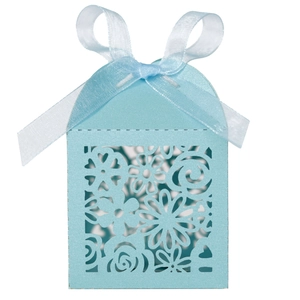 Motif floral détaillé découpé au laser sur boîte cadeau bleu clair avec nœud de ruban blanc