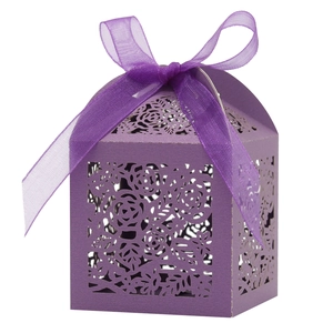 Violette lasergeschnittene Hochzeits-Geschenkbox mit eleganter Seidenschleife auf Weiß