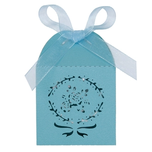 Détail d'une boîte à bonbons bleu clair avec motifs floraux découpés au laser et ruban