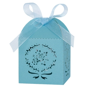 Boîte à bonbons bleu ciel découpée au laser avec motifs floraux et nœud en ruban blanc
