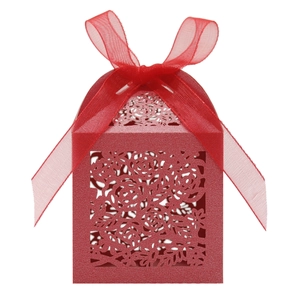Detail der roten lasergeschnittenen Rosen-Bonbonschachtel mit passender Organza-Schleife