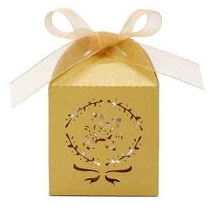 Détails de découpe laser motif rose et ruban doré sur une boîte à bonbons rose de mariage