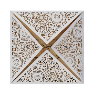 Élégante carte d'invitation de mariage blanche découpée au laser avec motifs floraux