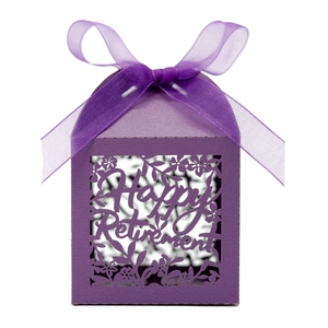 Détail de la boîte à bonbons violette Happy Retirement découpée au laser