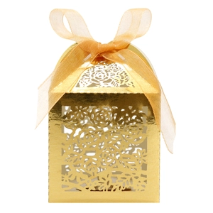 Detaillierte lasergeschnittene Rosenmuster auf einer goldenen Hochzeitsbox mit Band