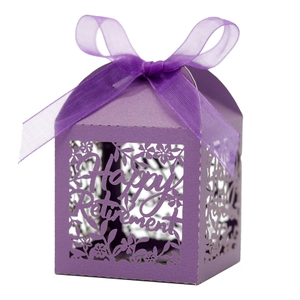 Boîte cadeau violette découpée au laser pour retraite avec motifs et ruban soyeux