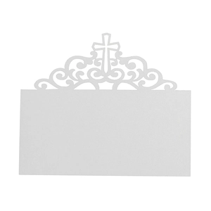Détail d'un marque-place en papier nacré blanc découpé au laser avec motif de croix