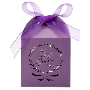 Détail de boîte à bonbons de mariage violette découpée au laser avec motifs floraux