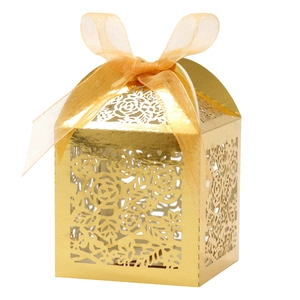 Goldene lasergeschnittene Hochzeits-Geschenkbox mit Rosenmuster und Champagner-Schleife