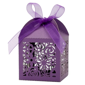 Boîte à bonbons violette découpée au laser avec motifs floraux et ruban pour mariages