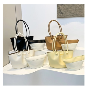Dettaglio del set borsa tote grande con pochette abbinata e design del manico annodato