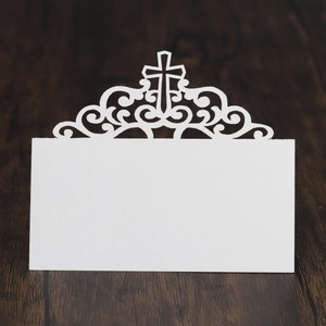 Détail macro du marque-place de mariage blanc découpé au laser avec motif croix