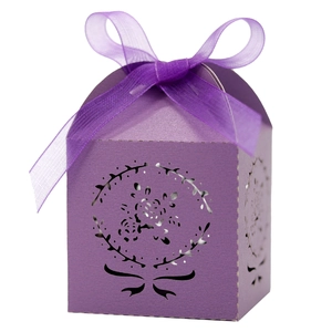 Boîte cadeau violette découpée au laser avec motifs floraux et ruban en organza assorti