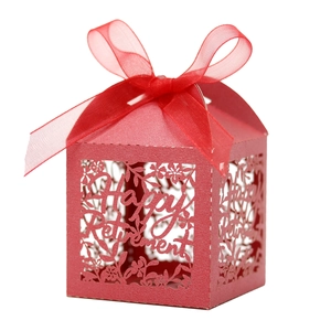 Boîte cadeau ajourée rouge Happy Retirement avec ruban élégant sur fond blanc