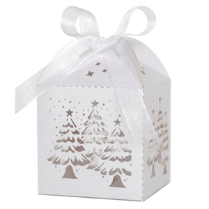 Detail der lasergeschnittenen weißen Weihnachts-Süßigkeitenbox mit weißem Satinband