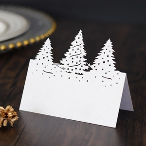 Marque-places de Noël blancs découpés au laser avec motif de sapins sur bois
