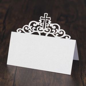 Détail de la découpe laser croix et motifs floraux sur carte de table blanc perlé