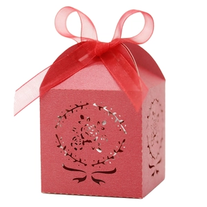 Boîte à bonbons de mariage rouge découpée au laser avec motifs floraux et nœud en organza