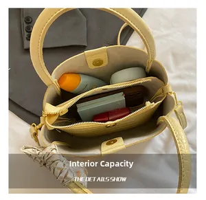 Vue détaillée de la capacité interne avec compartiments pour le sac seau jaune