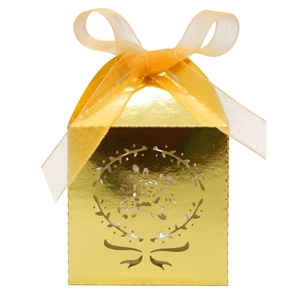 Détails du motif floral découpé au laser sur boîte à bonbons dorée avec nœud en organza