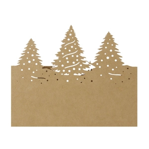 Marque-place en papier kraft avec trois sapins de Noël découpés au laser sur fond blanc