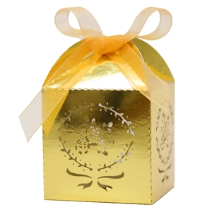 Détail de la boîte à bonbons rose découpée au laser en or avec ruban jaune
