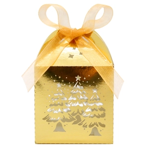 Detailansicht lasergeschnittenes Weihnachtsbaummuster auf goldener Pralinenschachtel mit Band