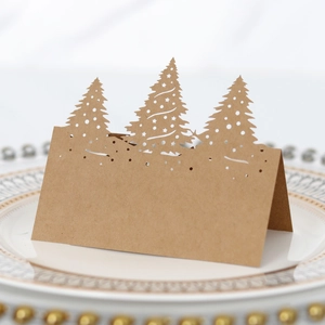 Vue détaillée de marque-places en papier kraft découpé au laser avec sapin de Noël
